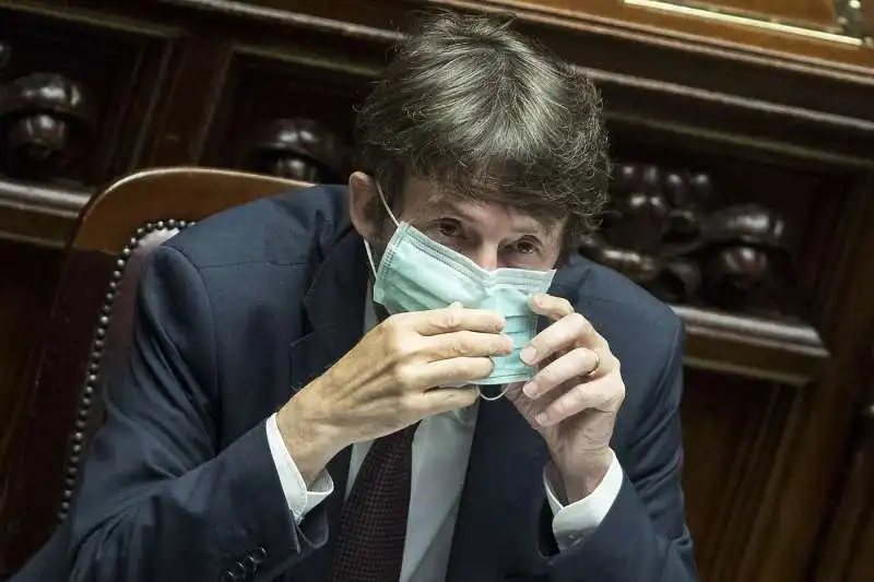 dario franceschini con la mascherina