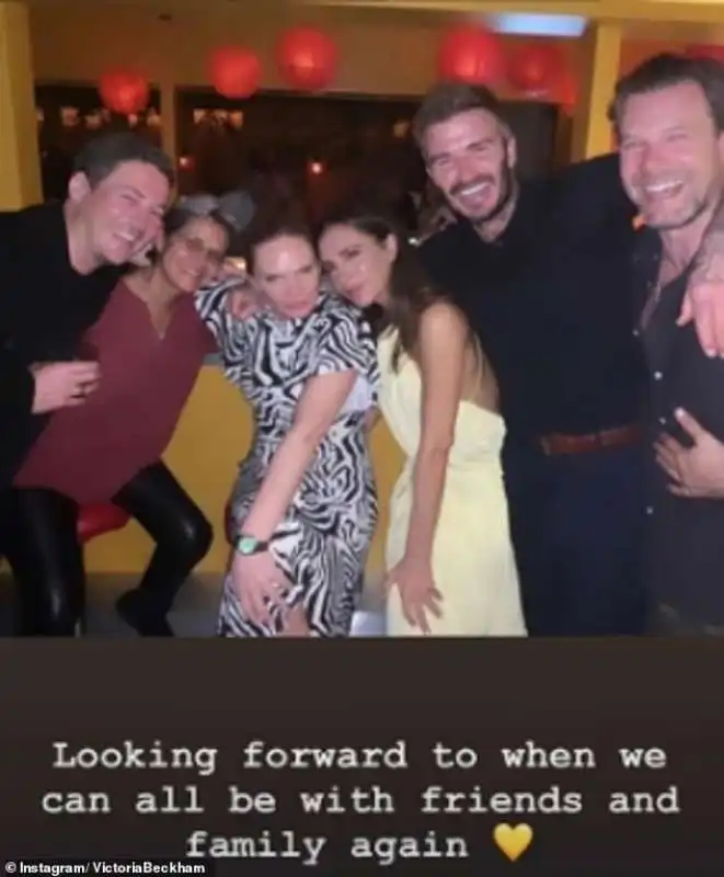 david e victoria beckham con gli amici durante il lockdown