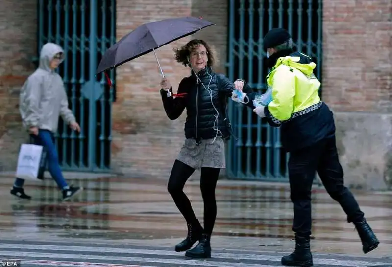 donna in strada a valencia