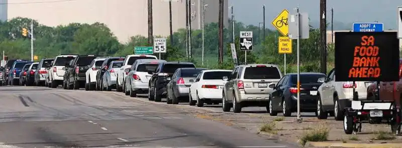 famiglie in coda per la distriubuzione di cibo a san antonio 4