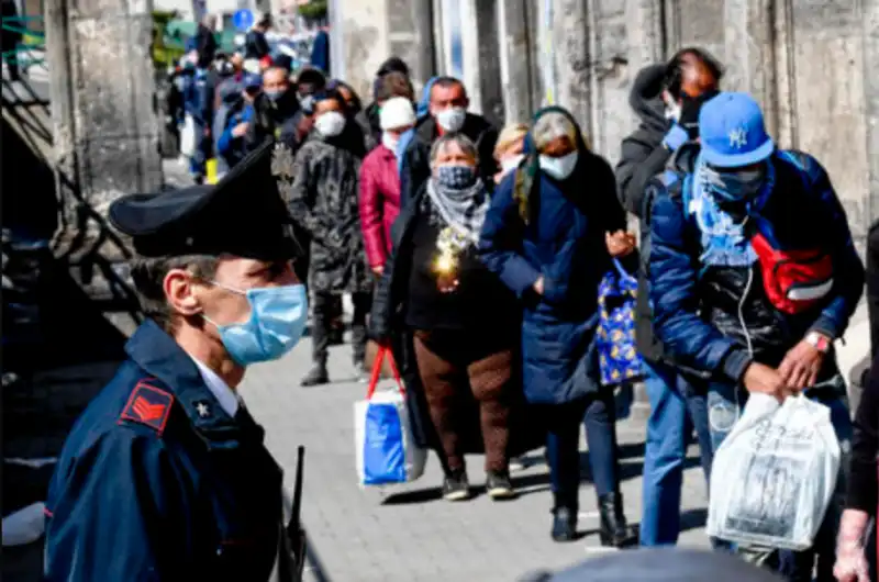 fila alla mensa della chiesa