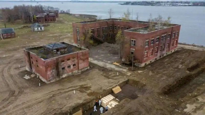 fosse comuni a hart island