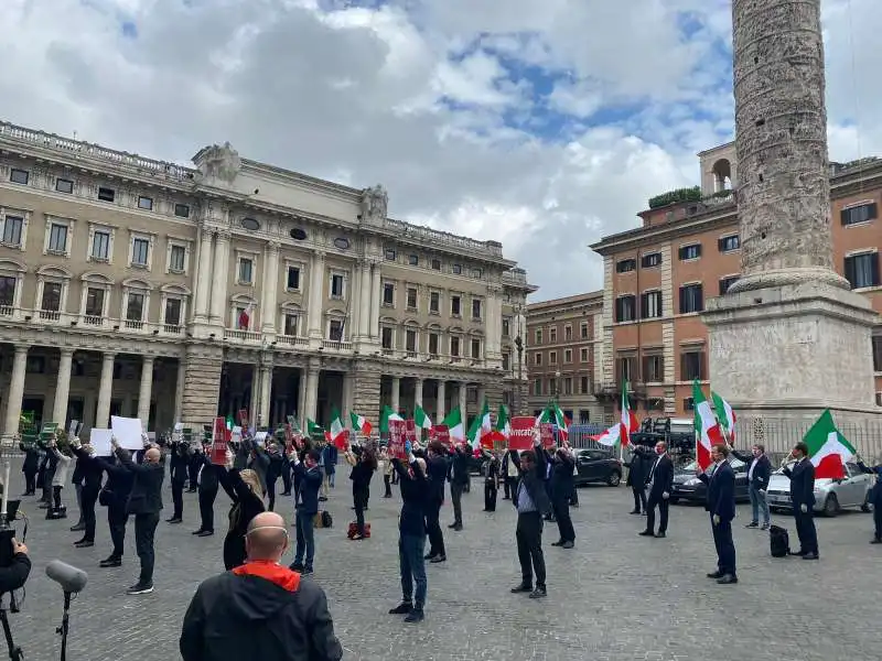 FRATELLI D ITALIA  DAVANTI A MONTECITORIO