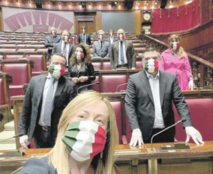 GIORGIA MELONI E I DEPUTATI DI FRATELLI D'ITALIA CON MASCHERINA TRICOLORE