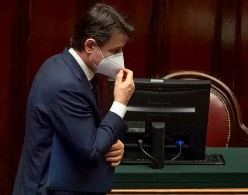 GIUSEPPE CONTE CON MASCHERINA