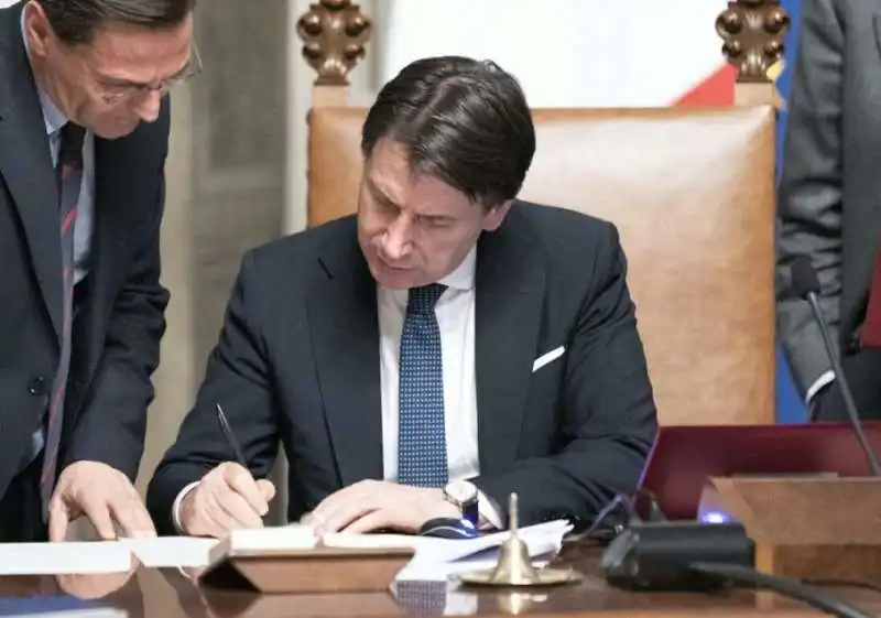 GIUSEPPE CONTE  FIRMA UN DECRETO