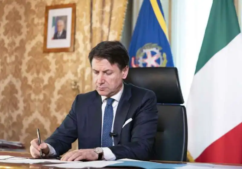 GIUSEPPE CONTE FIRMA UN DECRETO