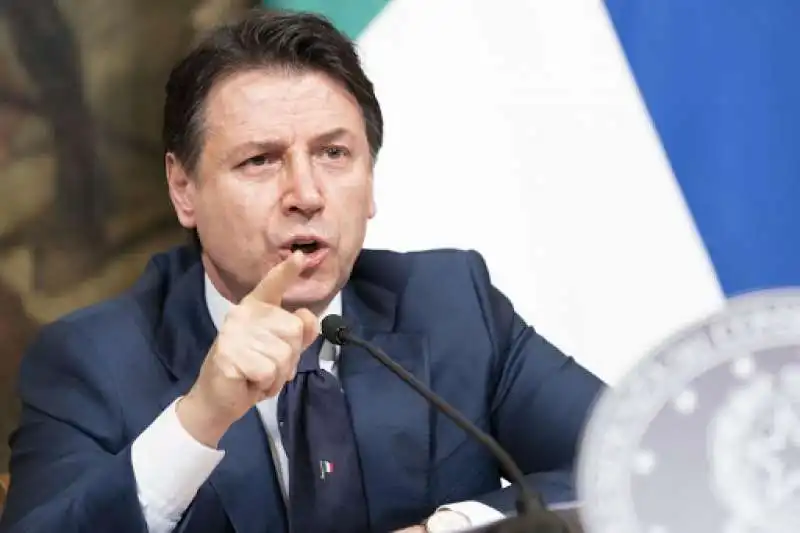 giuseppe conte furioso in conferenza stampa