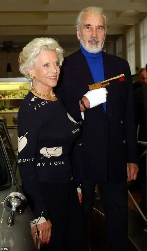 honor blackman con christopher lee