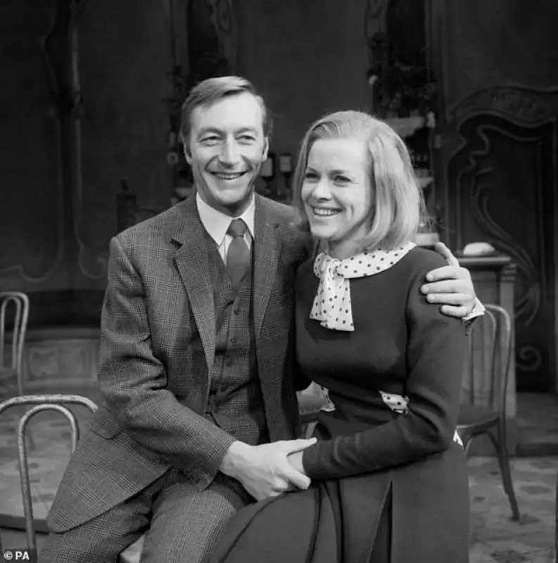 honor blackman con john nevill allo scala theatre di londra