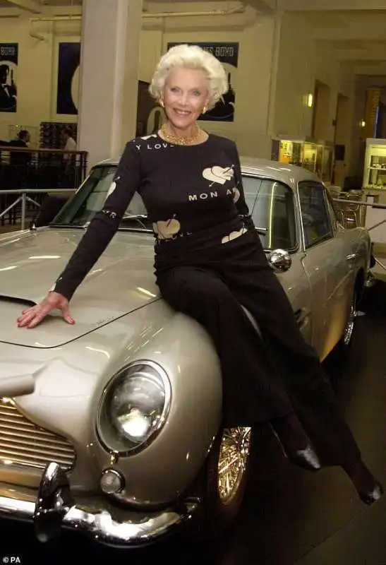 honor blackman con l'aston martin di james bond