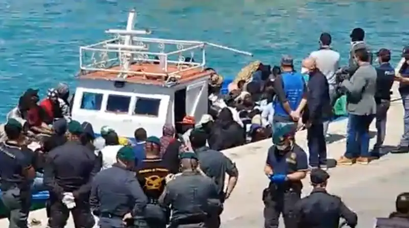 i migranti arrivano a lampedusa nonostante il coronavirus 1