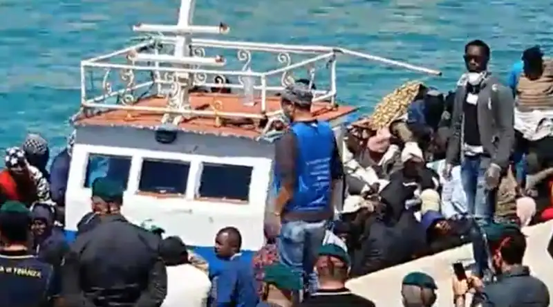 i migranti arrivano a lampedusa nonostante il coronavirus 5