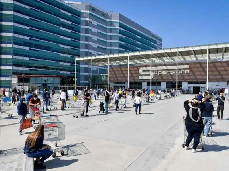 in fila per il supermercato a milano coronavirus