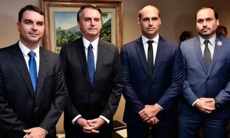 jair bolsonaro e i figli carlos, flavio e eduardo 4