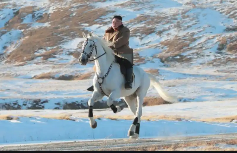 kim jong un a cavallo sul monte paektu 2