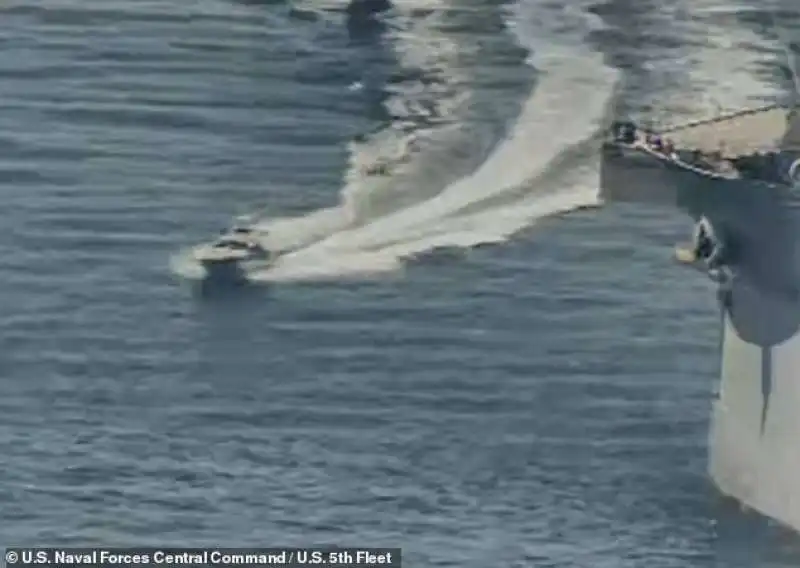 la nave uscgc maui circondata da tre imbarcazioni iraniane 1