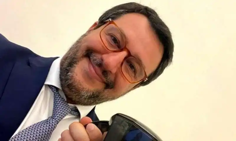 MATTEO SALVINI CON GLI OCCHIALI