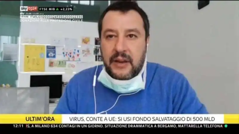 MATTEO SALVINI VESTITO DA MEDICO