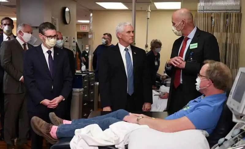 mike pence senza mascherina alla mayo clinic 1