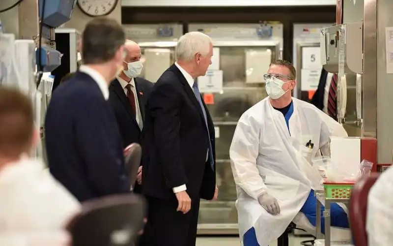 mike pence senza mascherina alla mayo clinic 2