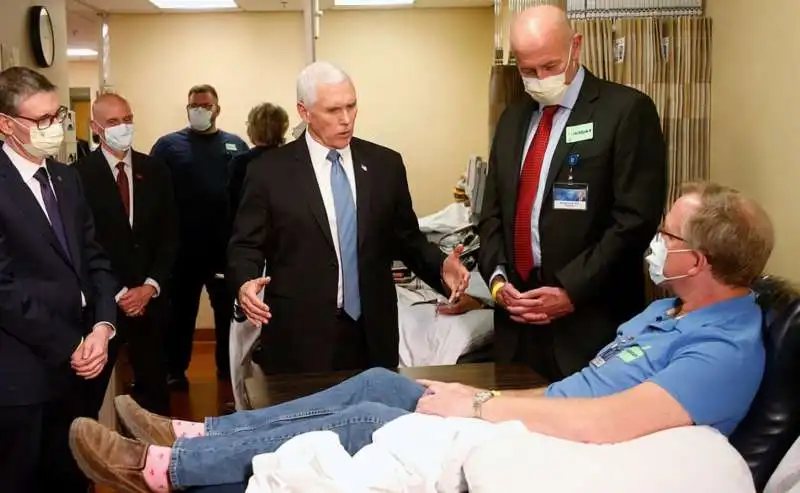 mike pence senza mascherina alla mayo clinic 3