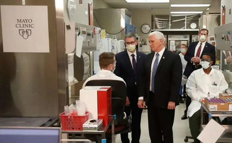 mike pence senza mascherina alla mayo clinic 6