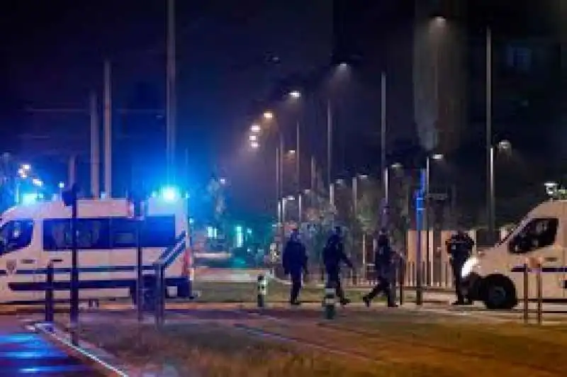 parigi   proteste nelle banlieue 1