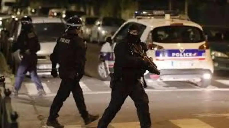 parigi   proteste nelle banlieue 4