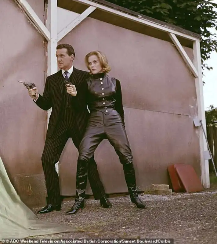 patrick macnee e honor blackman sul set di the avengers