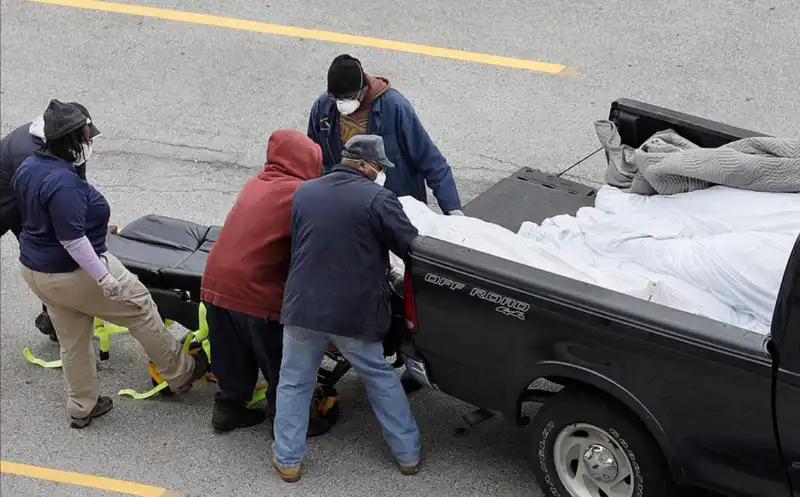 philadelphia, le salme delle vittime del coronavirus caricate in un pickup