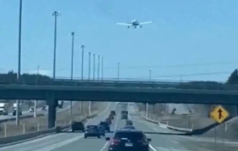 piccolo aereo atterra in autostrada 3