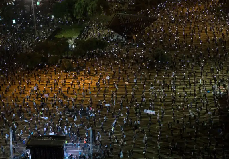 proteste contro netanyahu con distanza di sicurezza a tel aviv 11