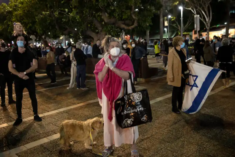 proteste contro netanyahu con distanza di sicurezza a tel aviv 18