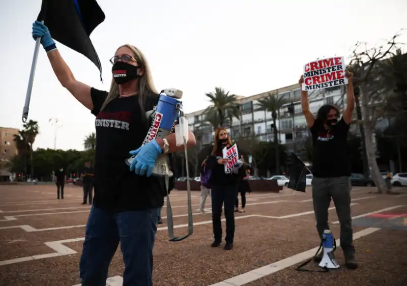 proteste contro netanyahu con distanza di sicurezza a tel aviv 20