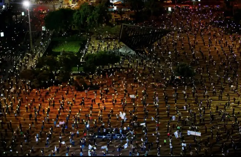 proteste contro netanyahu con distanza di sicurezza a tel aviv 6