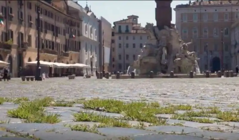 SENZA TURISTI A PIAZZA NAVONA RICRESCE ERBA