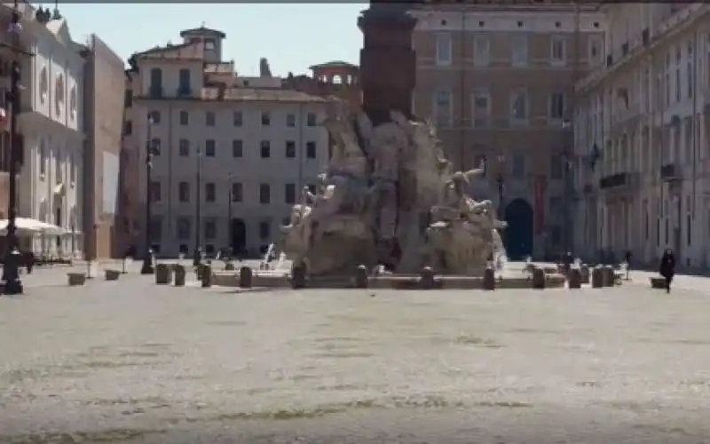 SENZA TURISTI A PIAZZA NAVONA RICRESCE ERBA