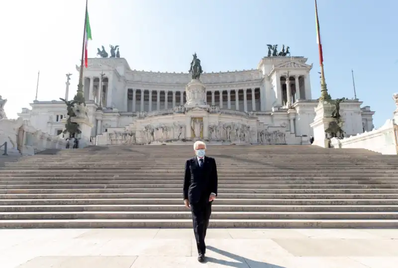 sergio mattarella con la mascherina all'altare della patria per il 25 aprile 