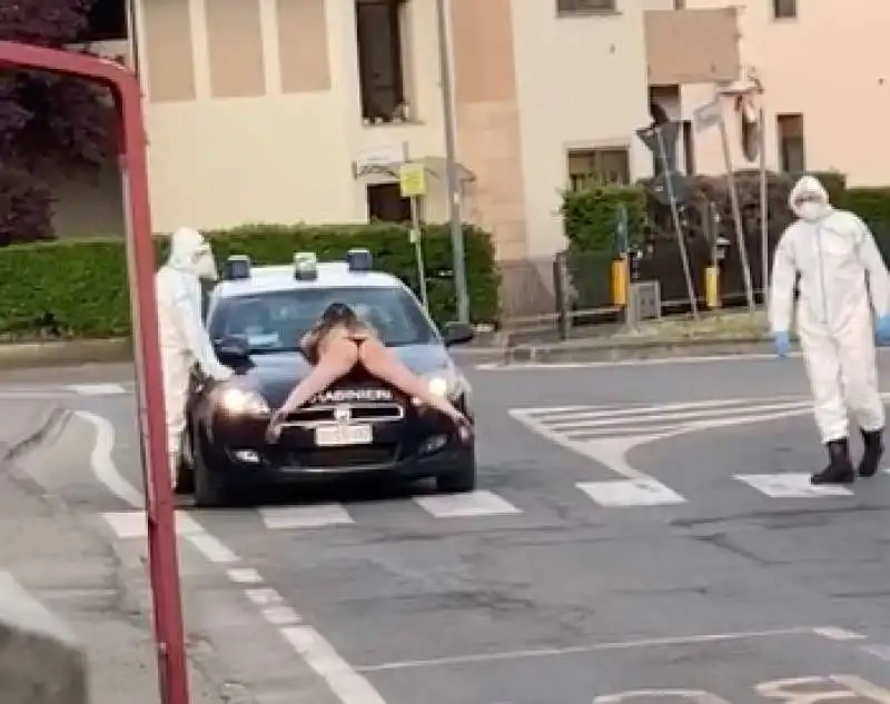 si sdraia nuda sull auto dei carabinieri