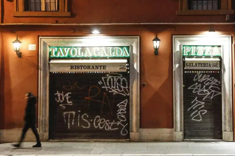 tavola calda chiusa in via del corso a roma