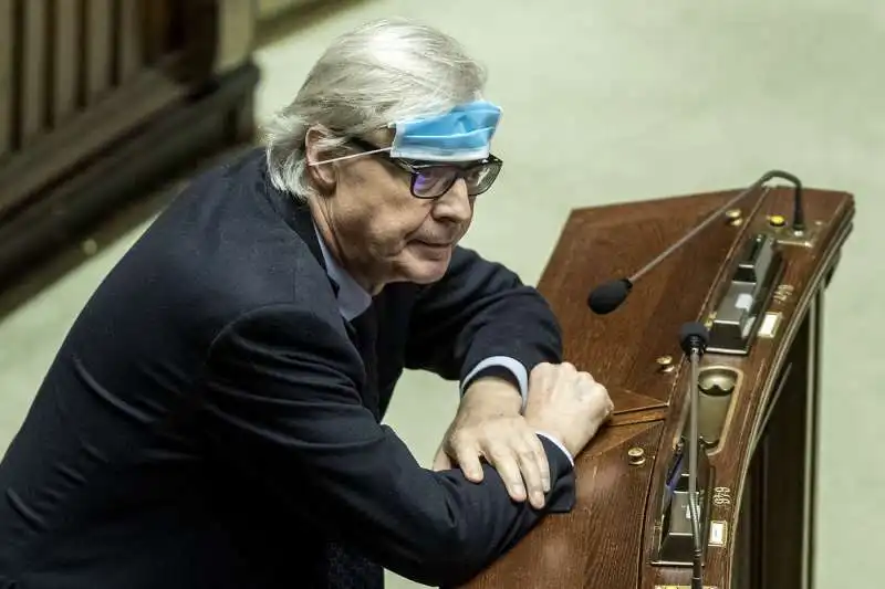 vittorio sgarbi alla camera con la mascherina 1