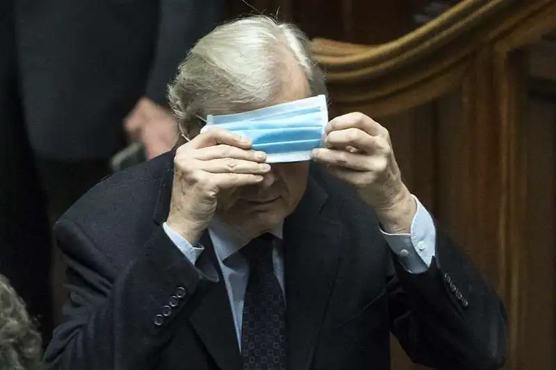 vittorio sgarbi alla camera con la mascherina