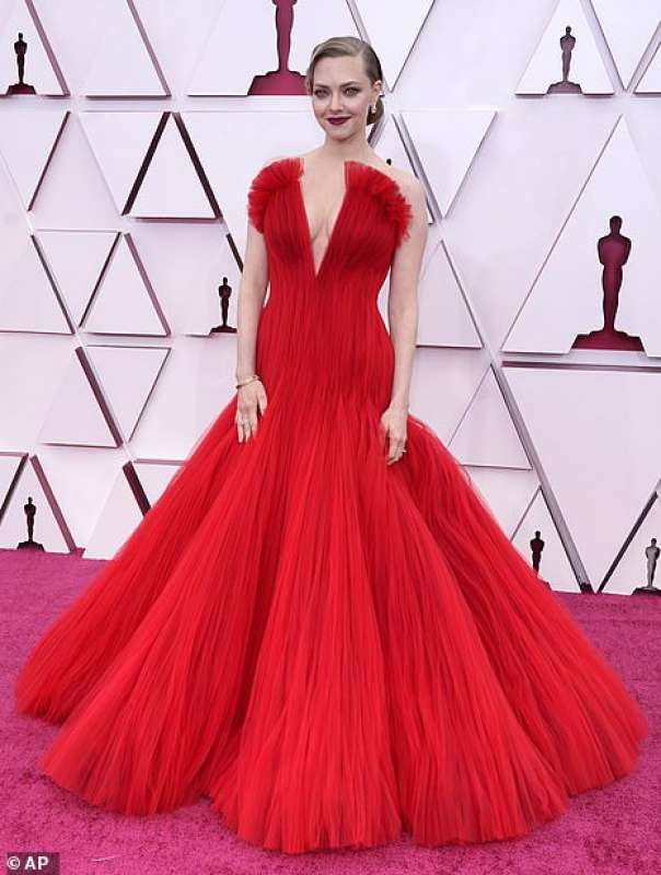 amanda seyfried in armani 1