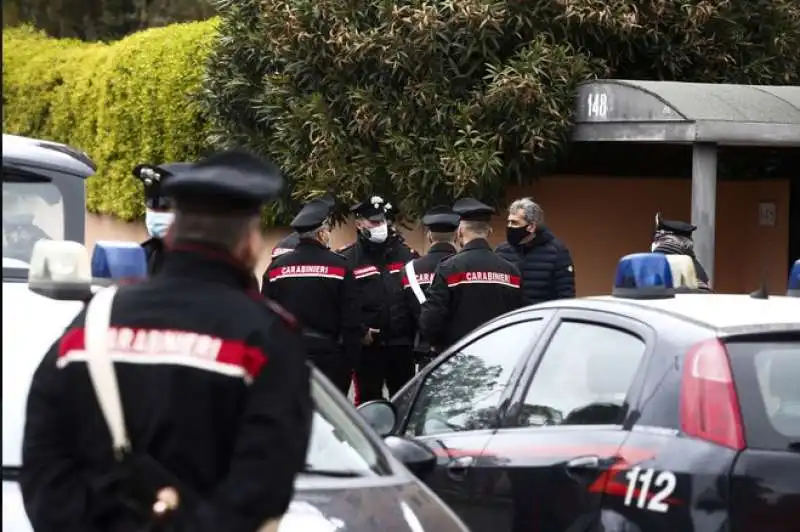 CARABINIERI ALLA SCENA DEL CRIMINE