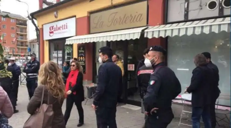 carabinieri fuori dal locale