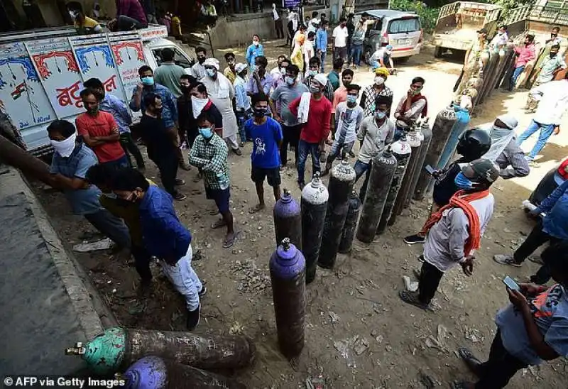 coronavirus india   in fila per l ossigeno 