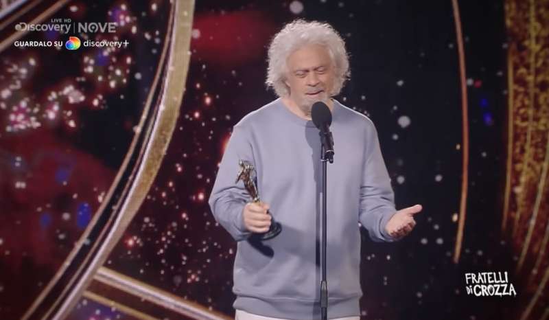 crozza grillo riceve l'oscar come miglior pisciata fuori dal vaso