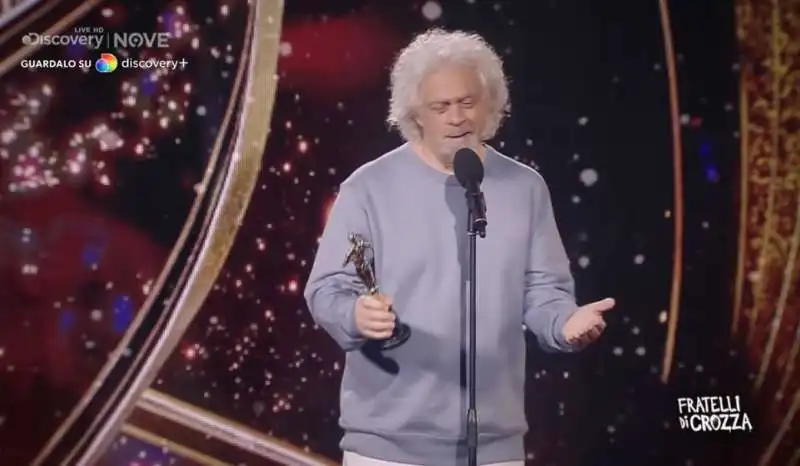 crozza grillo riceve l'oscar come miglior pisciata fuori dal vaso