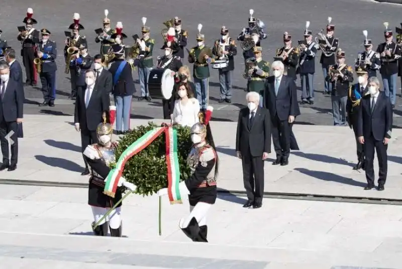 deposizione corona d alloro all altare della patria   25 aprile 2021